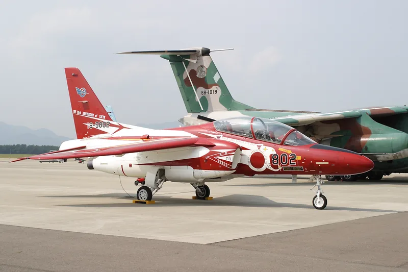 芦屋基地の駐機場に並ぶ赤白の練習機T-4（ウィキメディア・コモンズ）