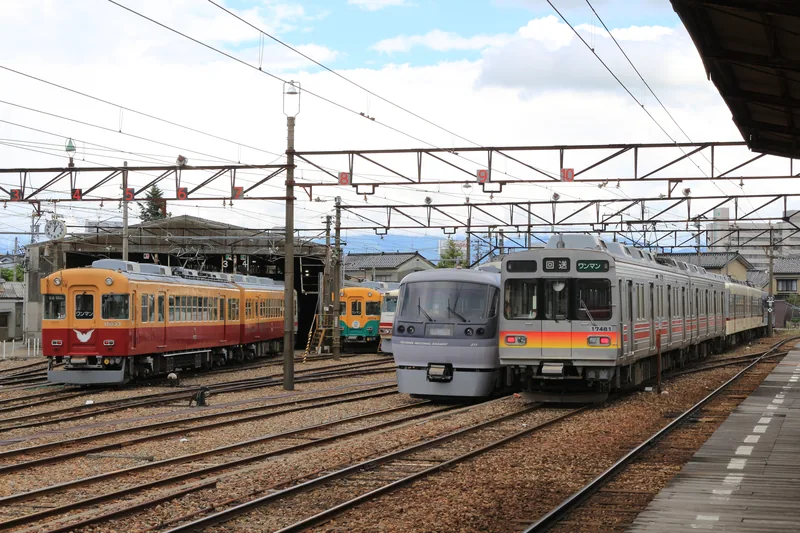 稲荷町車両基地に並ぶ富山地方鉄道の電車と、奥の車両庫