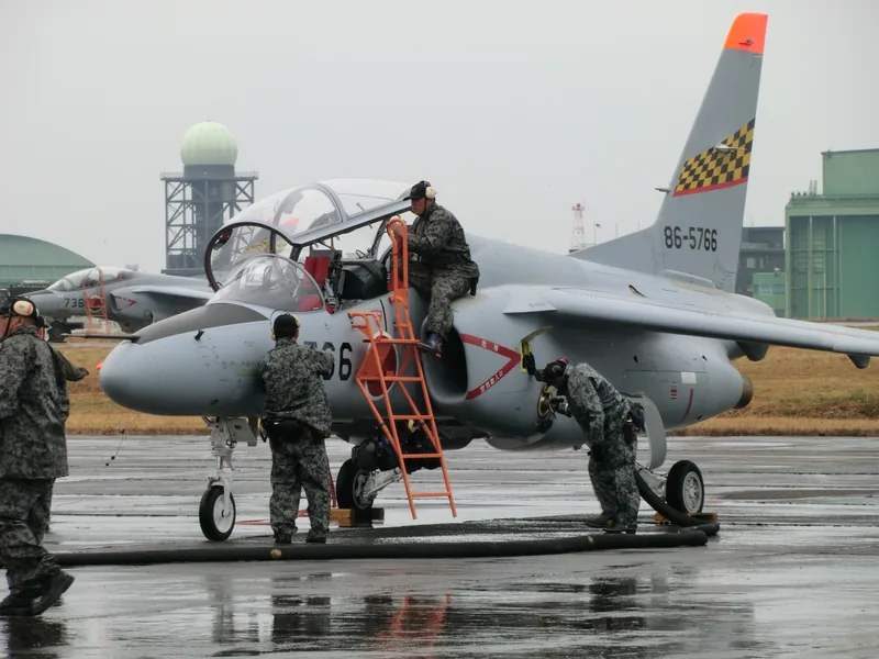 浜松基地の航空祭に並ぶ練習機T-4と整備する隊員（ウィキメディア・コモンズ）