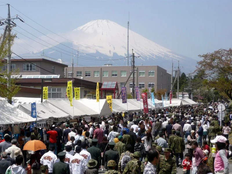 板妻駐屯地の一般開放（富士山を背にした駐屯地祭）（ウィキメディア・コモンズ）