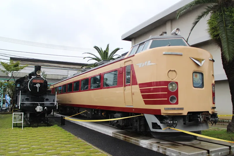 小倉総合車両センターに展示されたC12形とクハ481形（ウィキメディア・コモンズ）