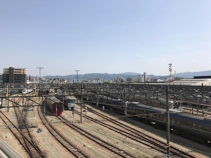 南福岡駅から見た南福岡車両区（ウィキメディア・コモンズ）