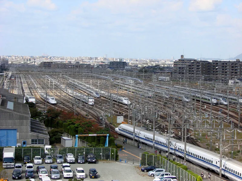 那珂川市ふるさと納税「博多総合車両所見学ツアー」（ウィキメディア・コモンズ）
