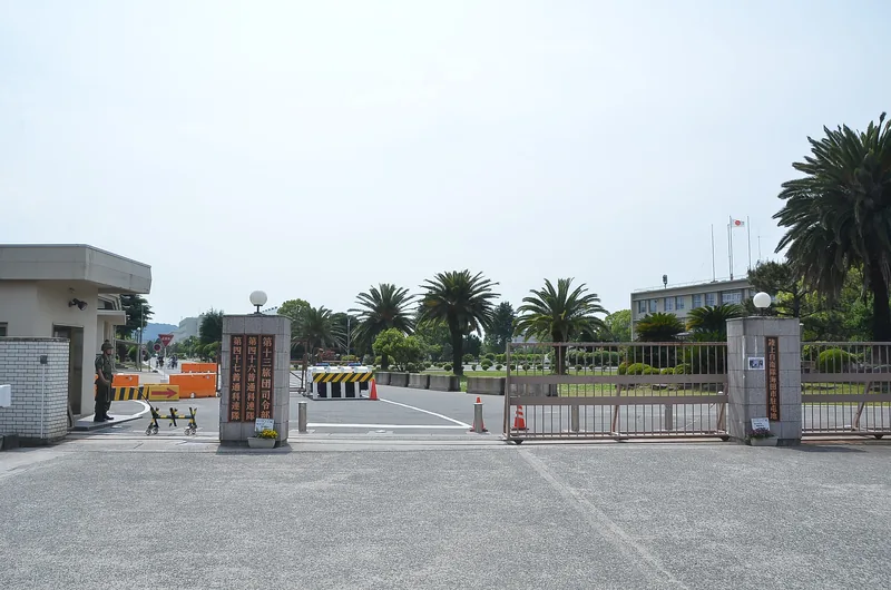 陸上自衛隊 海田市駐屯地の正門（ウィキメディア・コモンズ）