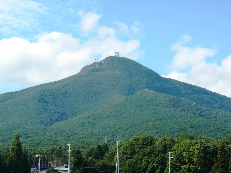 釜臥山（山頂にレーダーが見える）（ウィキメディア・コモンズ）