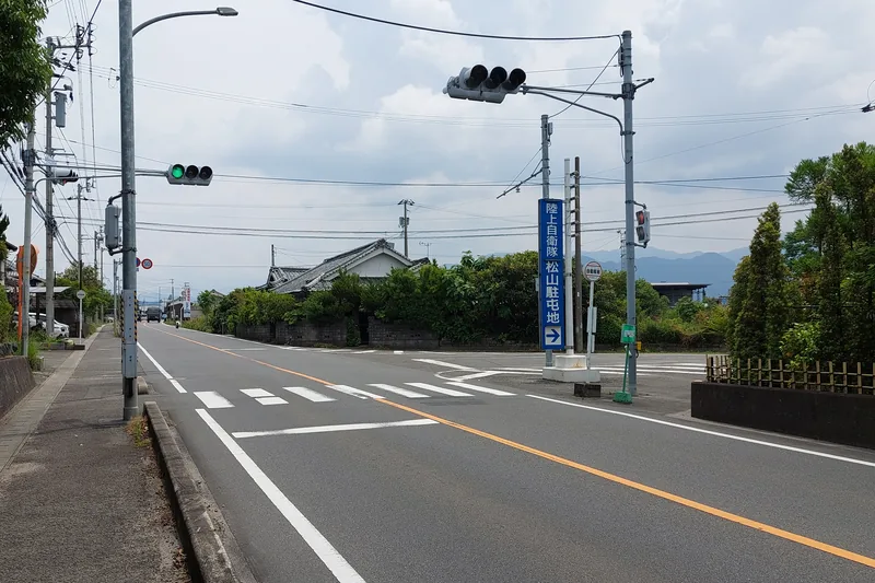 陸上自衛隊 松山駐屯地の入口（ウィキメディア・コモンズ）
