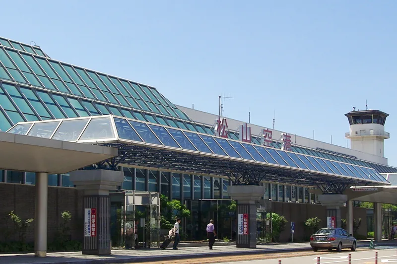 松山空港（ウィキメディア・コモンズ）