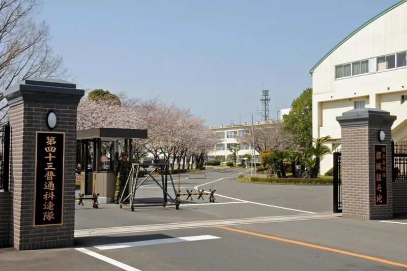 都城駐屯地の正門（桜の季節）（ウィキメディア・コモンズ）