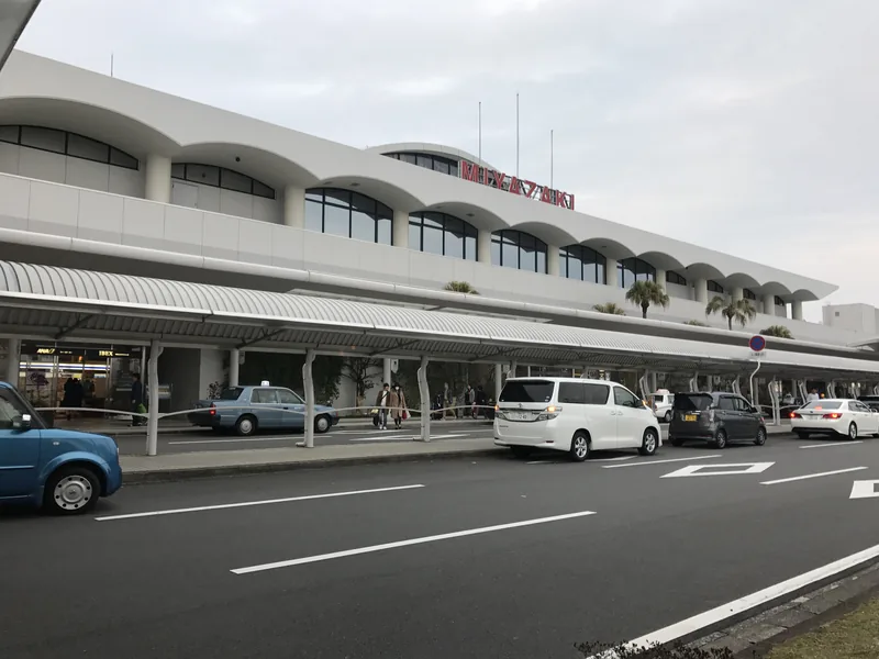 ヤシの木が並ぶ宮崎空港ターミナルビルの前(ウィキメディア・コモンズ)