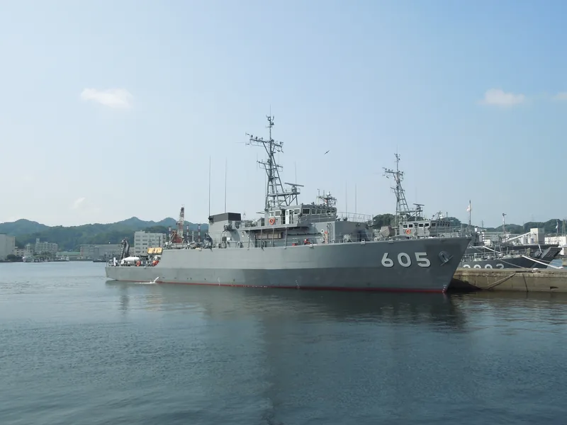 岸壁に係留された掃海艇「ちちじま」（605）