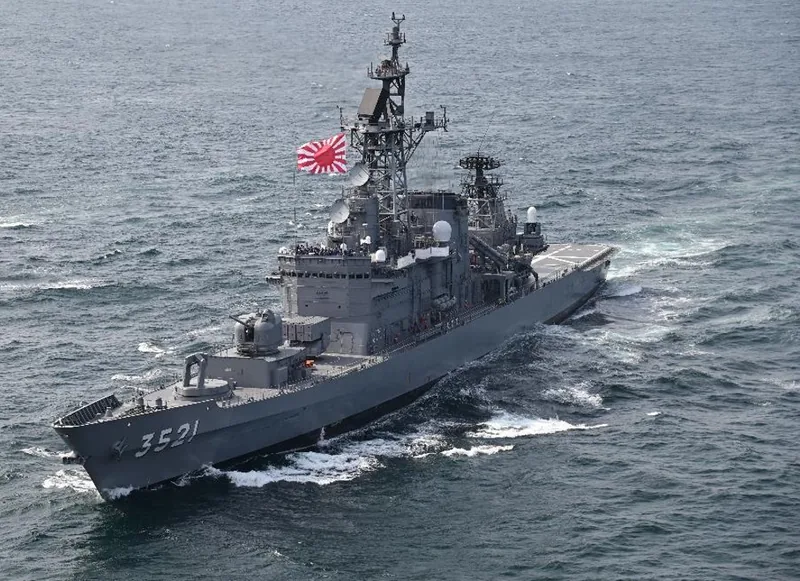 航行する練習艦「しまかぜ」（3521）