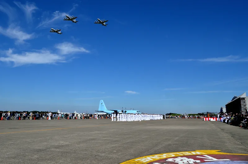下総航空基地の記念行事。滑走路の上を編隊で飛ぶ哨戒機