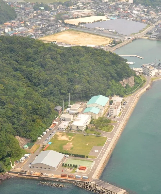 海沿いに広がる下関基地隊を空から見たところ