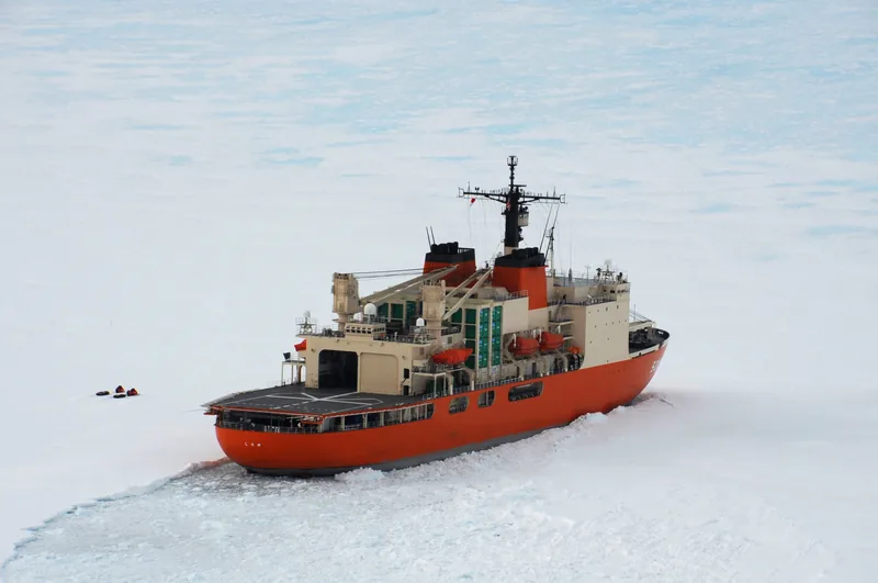 氷を割って進む砕氷艦「しらせ」