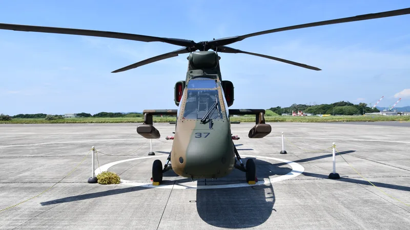 館山航空基地のエプロンに置かれたヘリコプター