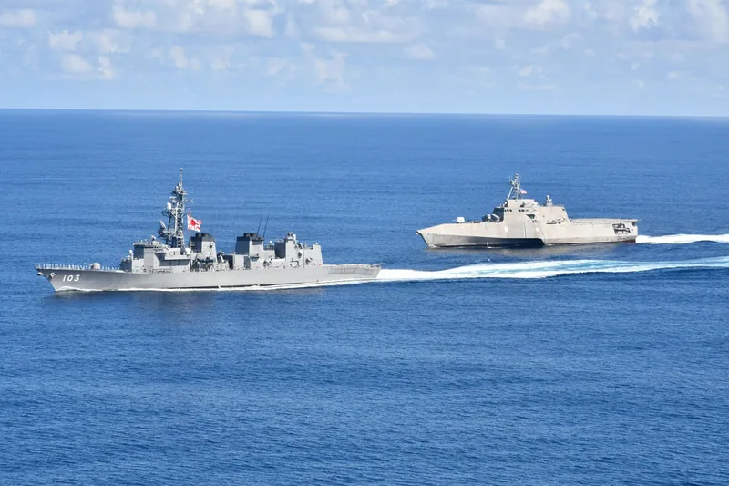 護衛艦「ゆうだち」と米海軍の艦が並んで航行するところ