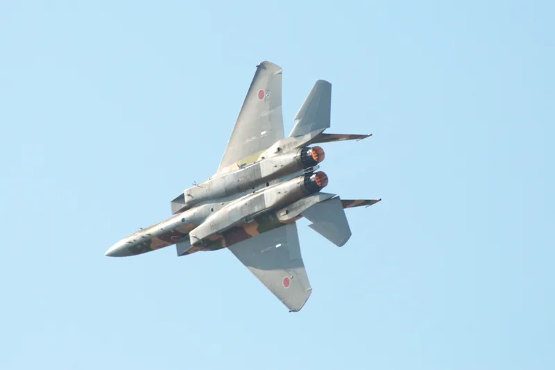イメージ：新田原基地の上空を飛ぶ航空自衛隊のF-15J（2007年の航空祭）