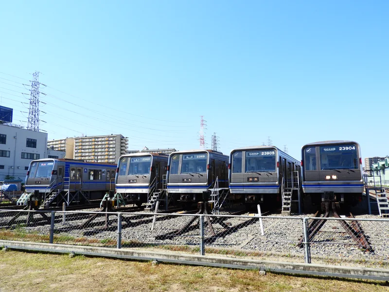 緑木検車場の留置線に並ぶ Osaka Metro の車両