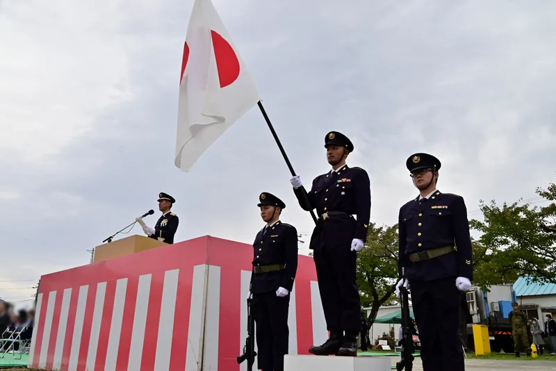 大和駐屯地の記念行事。観閲式で国旗を掲げる隊員（前年の行事）