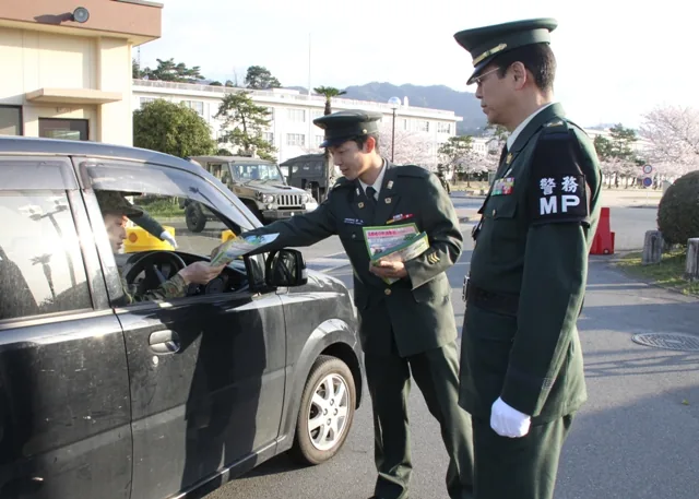 陸上自衛隊 山口駐屯地の門（警務隊の広報）（ウィキメディア・コモンズ）