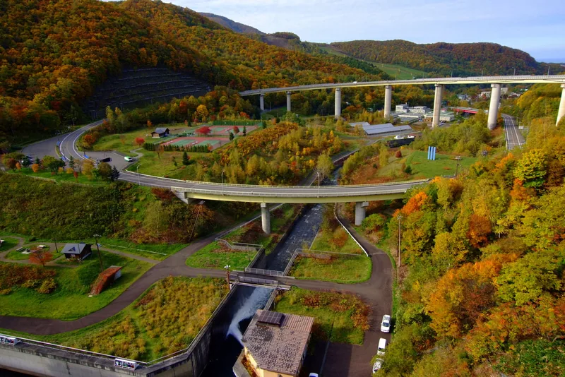イメージ：朝里ダムとループ橋（記念館の周辺）