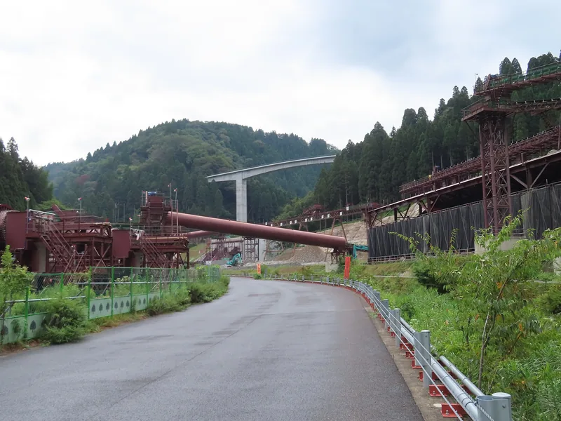 建設が進む足羽川ダム周辺と付替道路の高架橋（ウィキメディア・コモンズ）