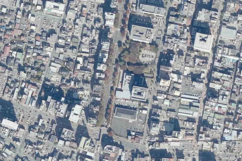 日本銀行 甲府支店 店内見学のあたりの空中写真（国土地理院）