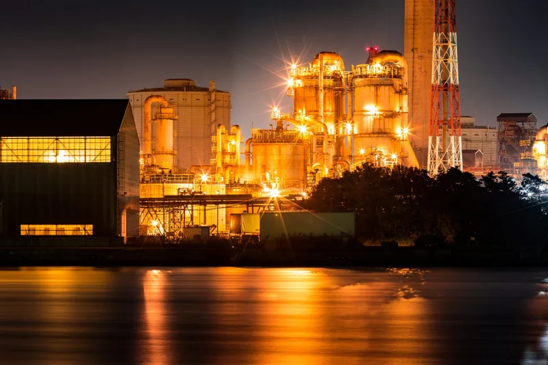 千葉ポートサービス 工場夜景クルーズ（www.chiba-port.com の掲載画像）