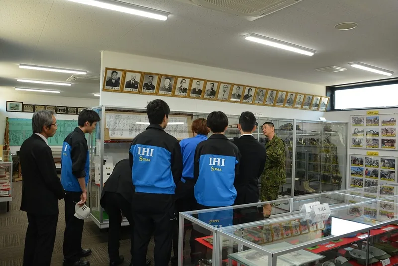 福島駐屯地の防衛館。展示を見ながら隊員の説明を聞く見学者