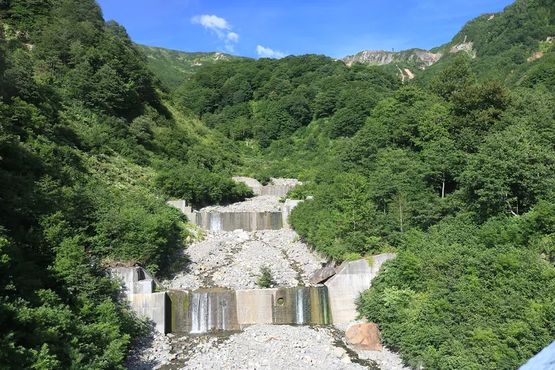 イメージ：白山の柳谷と砂防堰堤（ウィキメディア・コモンズ）