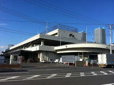 横浜市中央卸売市場本場の水産棟（ウィキメディア・コモンズ）