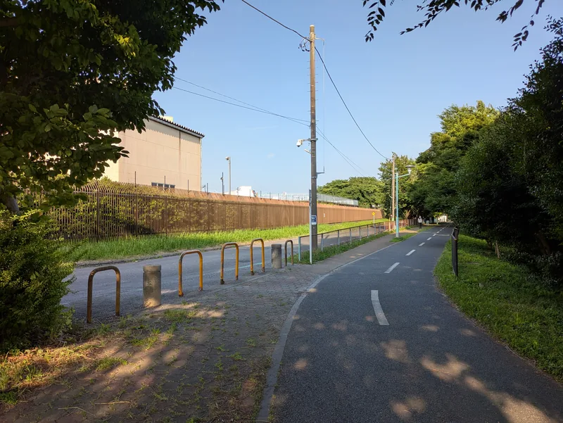 多摩湖自転車歩行者道から見た東村山浄水場（ウィキメディア・コモンズ）