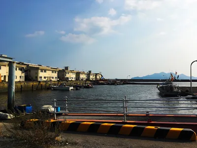 イメージ：広島市中央卸売市場から見た草津港（ウィキメディア・コモンズ）