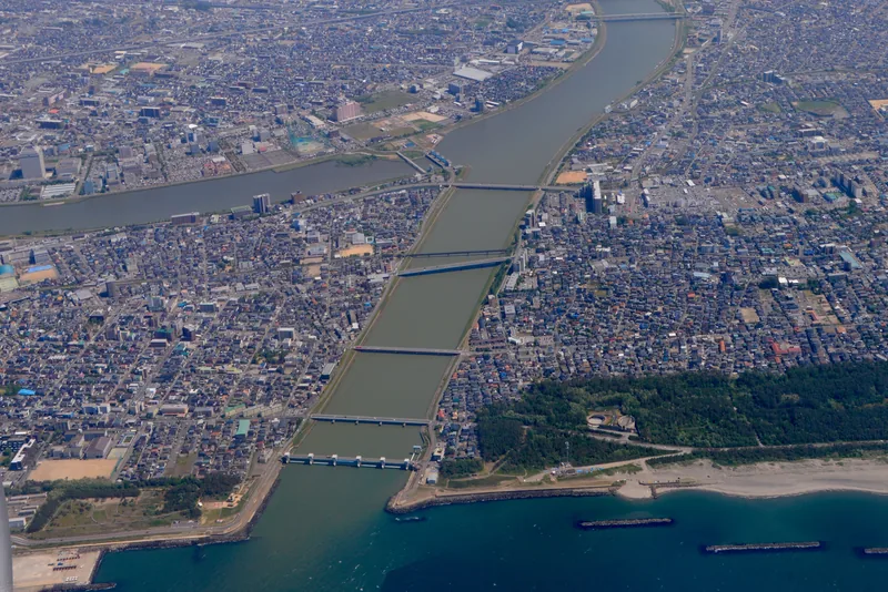 イメージ：関屋分水路のある新潟市の空中写真