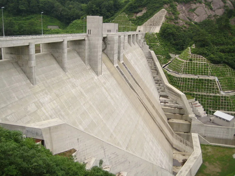 横川ダムの堤体（ウィキメディア・コモンズ）
