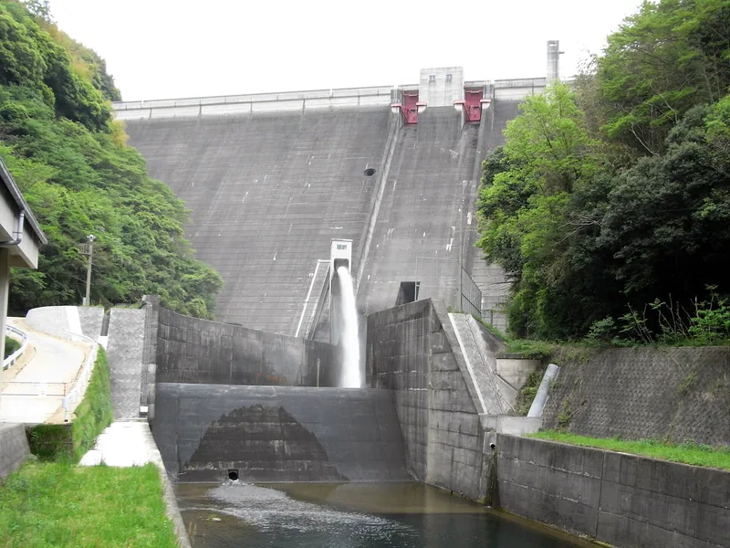 石手川ダムの堤体（ウィキメディア・コモンズ）