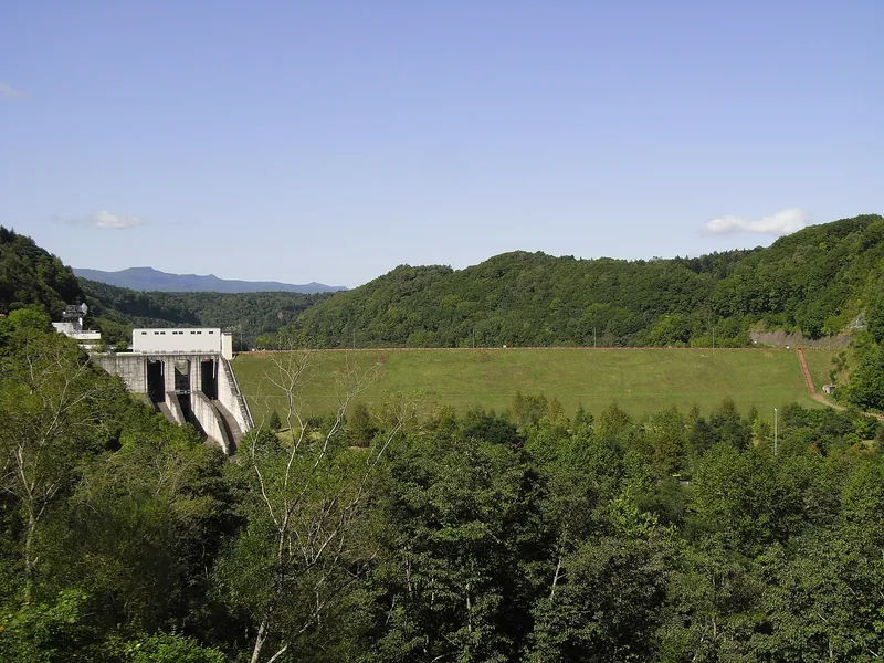 漁川ダムの堤体（ウィキメディア・コモンズ）