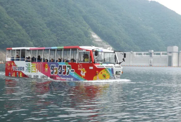 湯西川ダックツアー（水陸両用バス）（www.japan-ducktour.com の掲載画像）