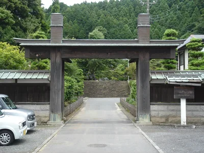 イメージ：近くの大長寺 山門（ウィキメディア・コモンズ）