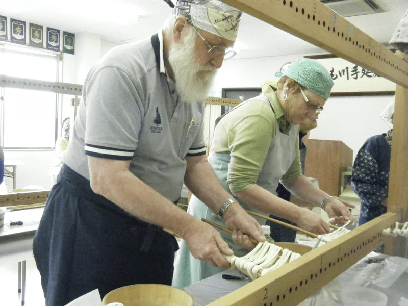 かも川手延素麺 手延べ麺づくり体験（kamote.co.jp の掲載画像）