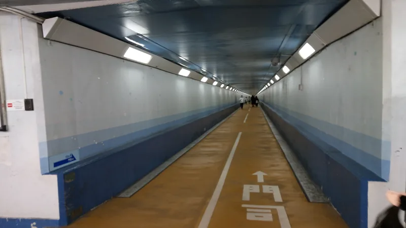 関門トンネル人道（ウィキメディア・コモンズ）