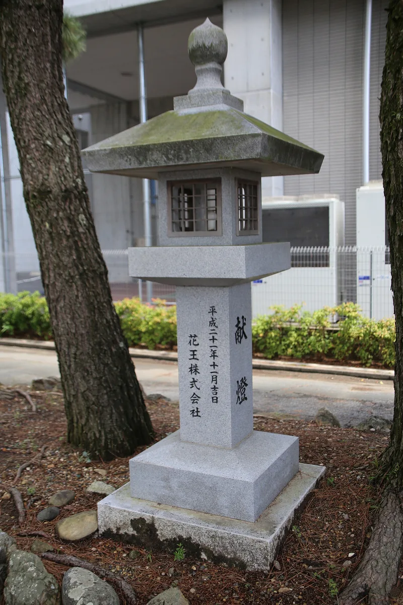 イメージ：豊橋の吉田神社にある花王の献灯（ウィキメディア・コモンズ）
