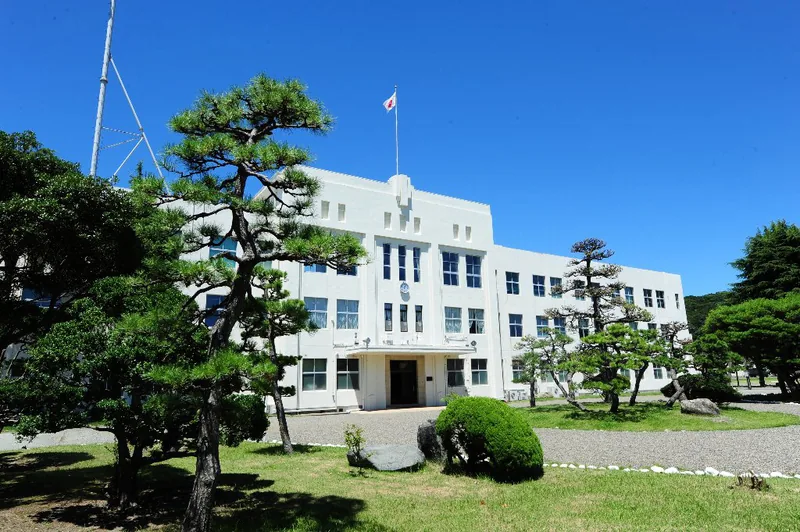 久里浜駐屯地の庁舎（旧海軍通信学校）（ウィキメディア・コモンズ）