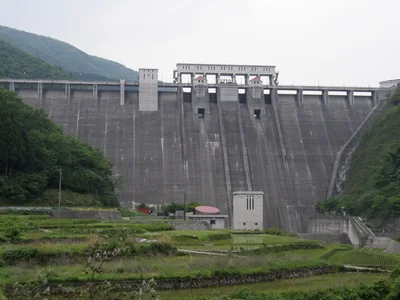 イメージ：同じ岡山県営の千屋ダム（ウィキメディア・コモンズ）