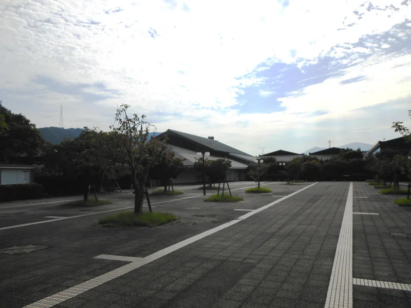 佐賀県立九州陶磁文化館（ウィキメディア・コモンズ）