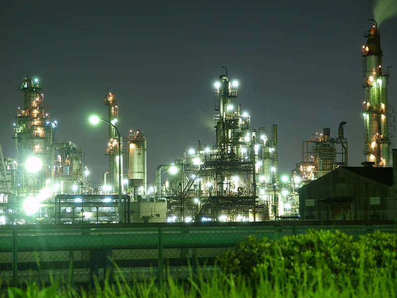 イメージ:近くの堺泉北臨海工業地帯の夜景(ウィキメディア・コモンズ)