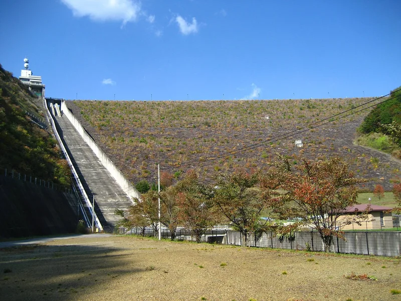 味噌川ダム（ウィキメディア・コモンズ）