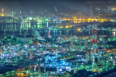 水島コンビナートの夜景（ウィキメディア・コモンズ）