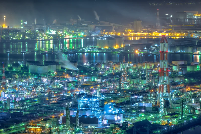 水島コンビナートの夜景（ウィキメディア・コモンズ）