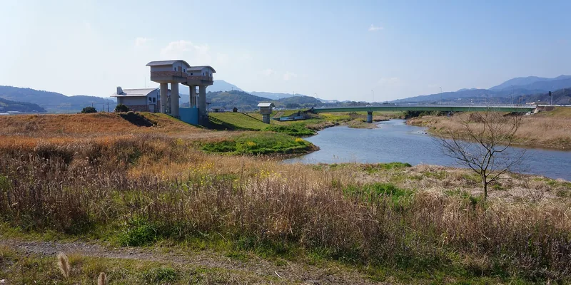 牟田辺遊水地と牛津川（ウィキメディア・コモンズ）